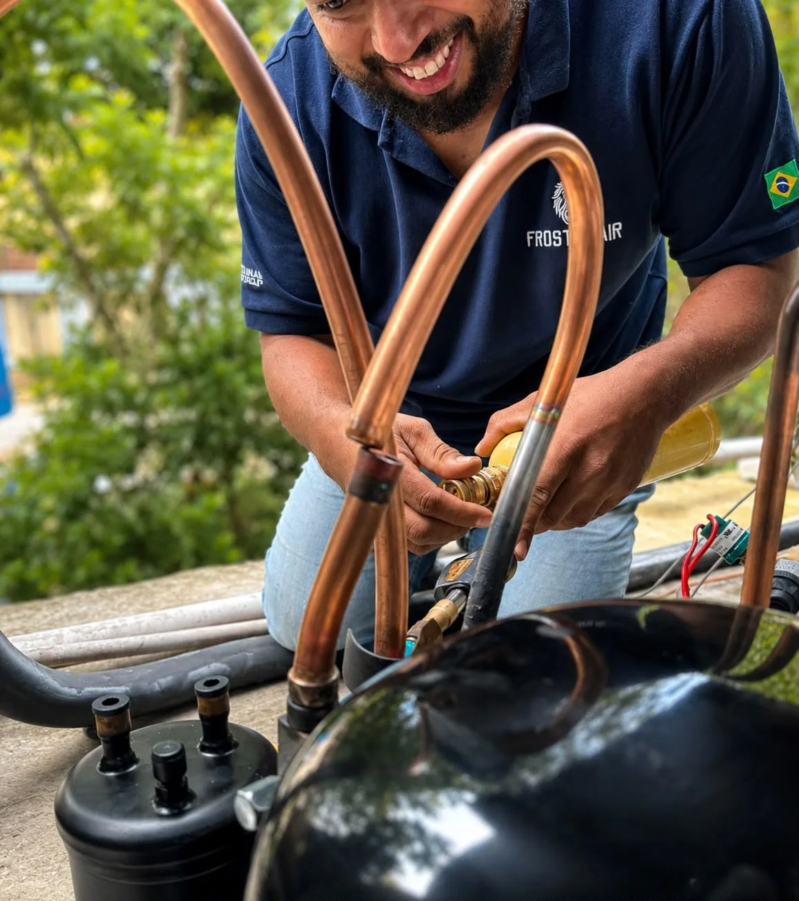 Profissional da Frosting Air realizando manutenção em unidade de refrigeração